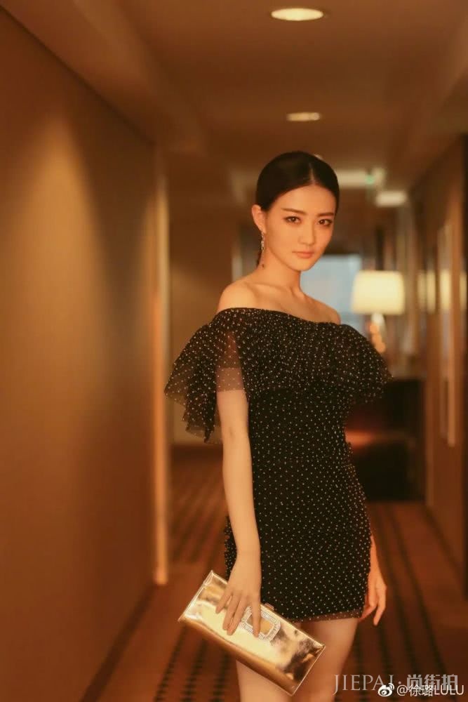 徐璐新恋情曝光?“甄嬛妹妹”同款魅力穿搭你值得拥有