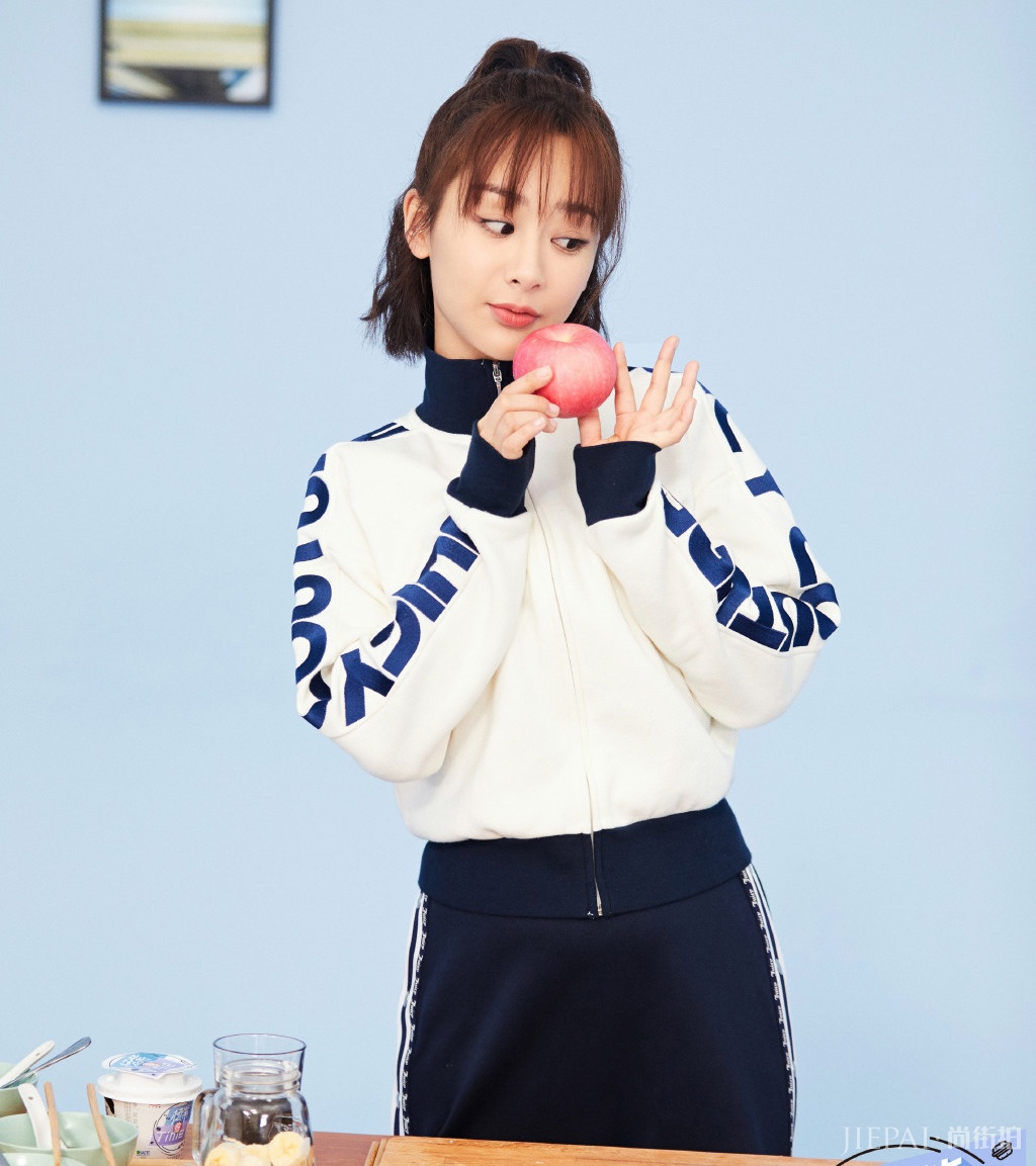 杨紫条纹上衣搭配黑色打底裤漂亮极了！