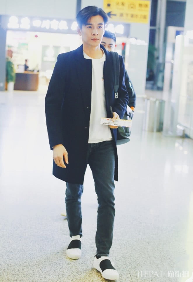 乔振宇穿大衣配牛仔裤少年感十足!
