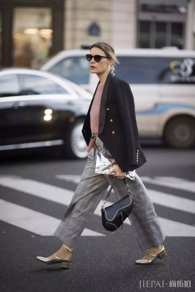 高级灰+粉色初春C位搭配,撩人轻奢风