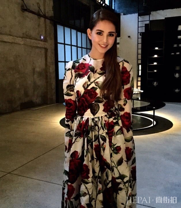 昆凌穿1双皮靴嫌不够?硬要塞2双皮靴?意外显瘦12斤