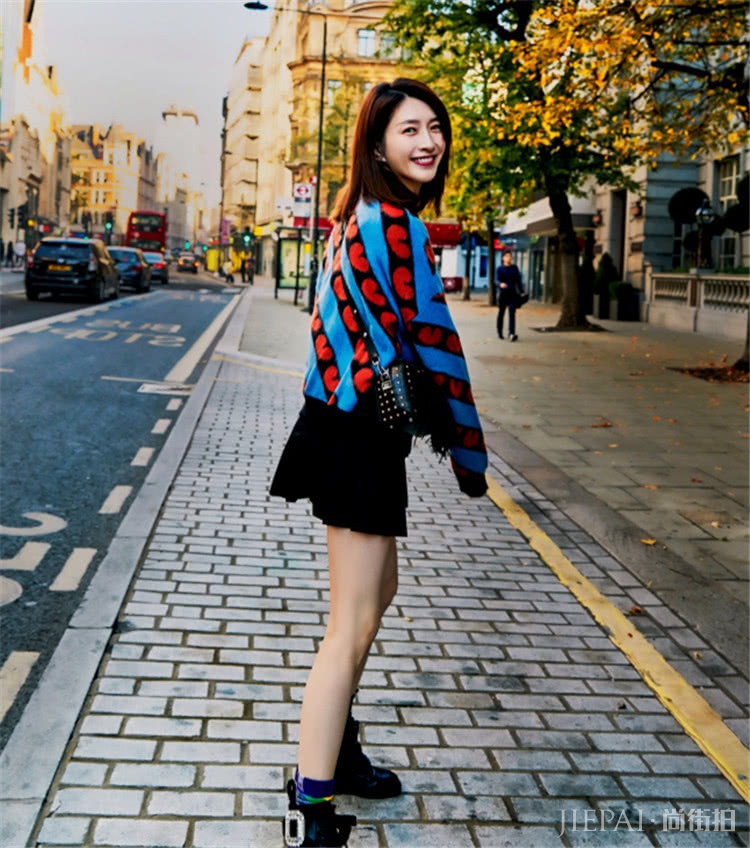 早春花意浓!青春减龄靠毛衣和半身裙,谁穿谁美