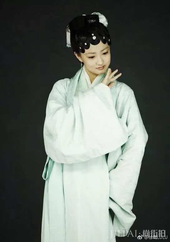 徐璐新恋情曝光?“甄嬛妹妹”同款魅力穿搭你值得拥有