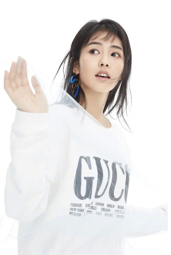 白鹿是多喜欢穿裙子，一条不够就裙子套裙子穿？但却很时髦