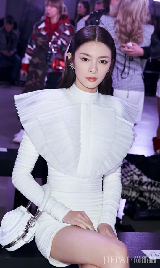 傅菁用裙子将自己勒成“蚕宝宝”,超简显腿长