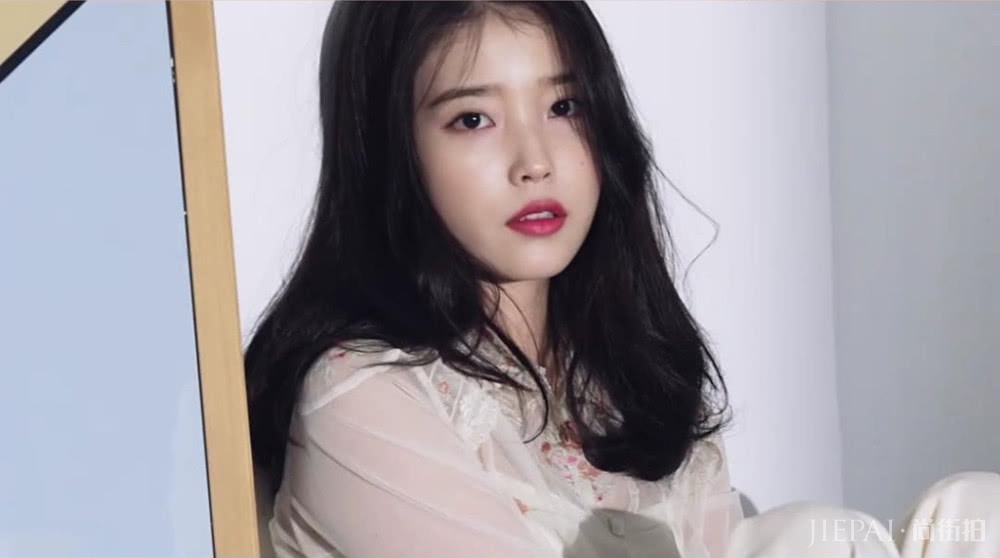 李知恩身穿毛衣搭配小短裙清新又温柔，太美了