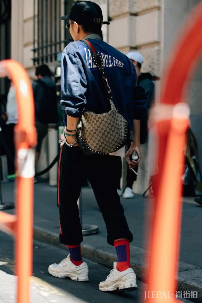 当年懒得穿的校服 摇身一变居然成了最潮时尚单品