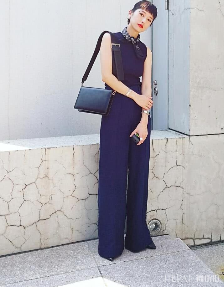 日本时尚博主松本惠奈158cm硬穿出了1米7的气场，还拥有自己的潮牌