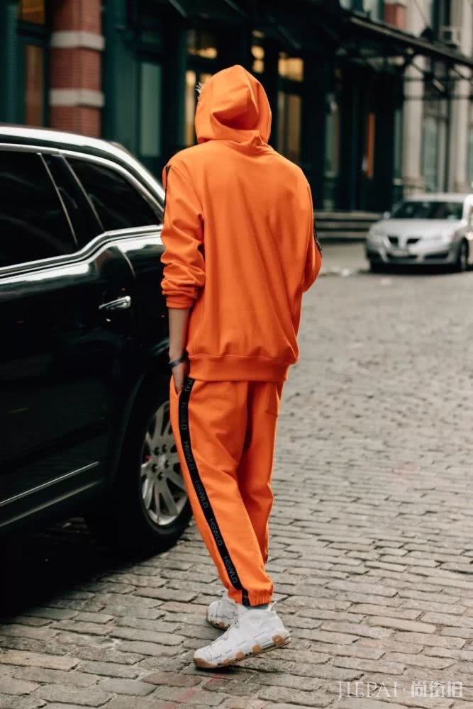 当年懒得穿的校服 摇身一变居然成了最潮时尚单品