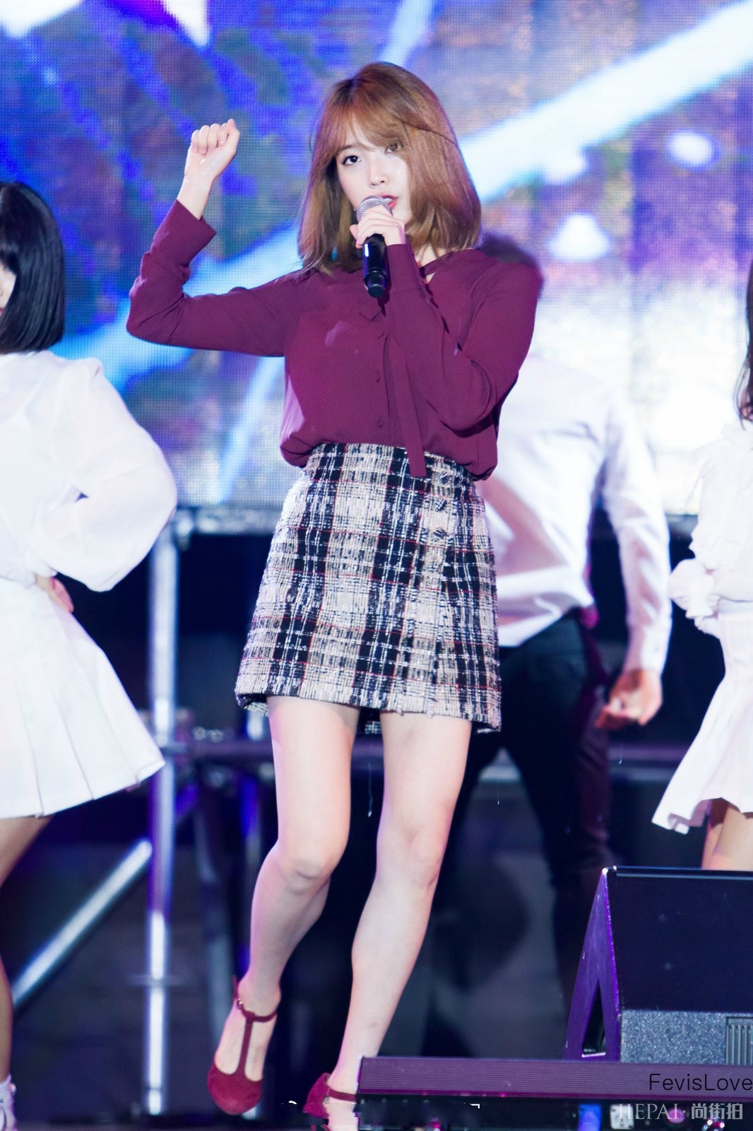 李知恩一袭收腰短裙秀美腿,这个小个子女孩太会穿