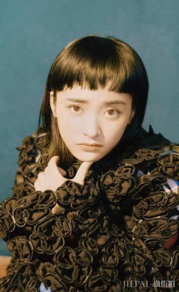 没有刘海的沈月意外显脸小，又意外撞脸陈都灵