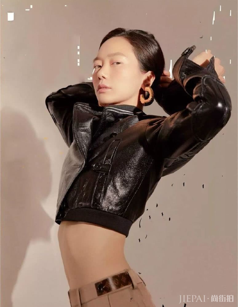 裴斗娜穿运动装打网球，越来越高级了