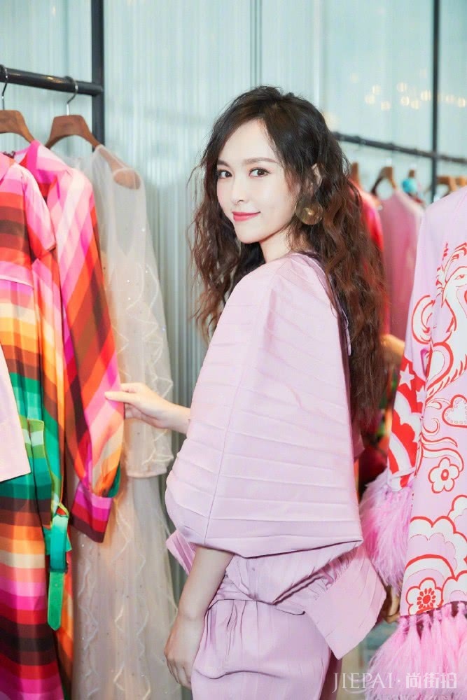 唐嫣穿一身粉色穿搭配，留长发女神范十足