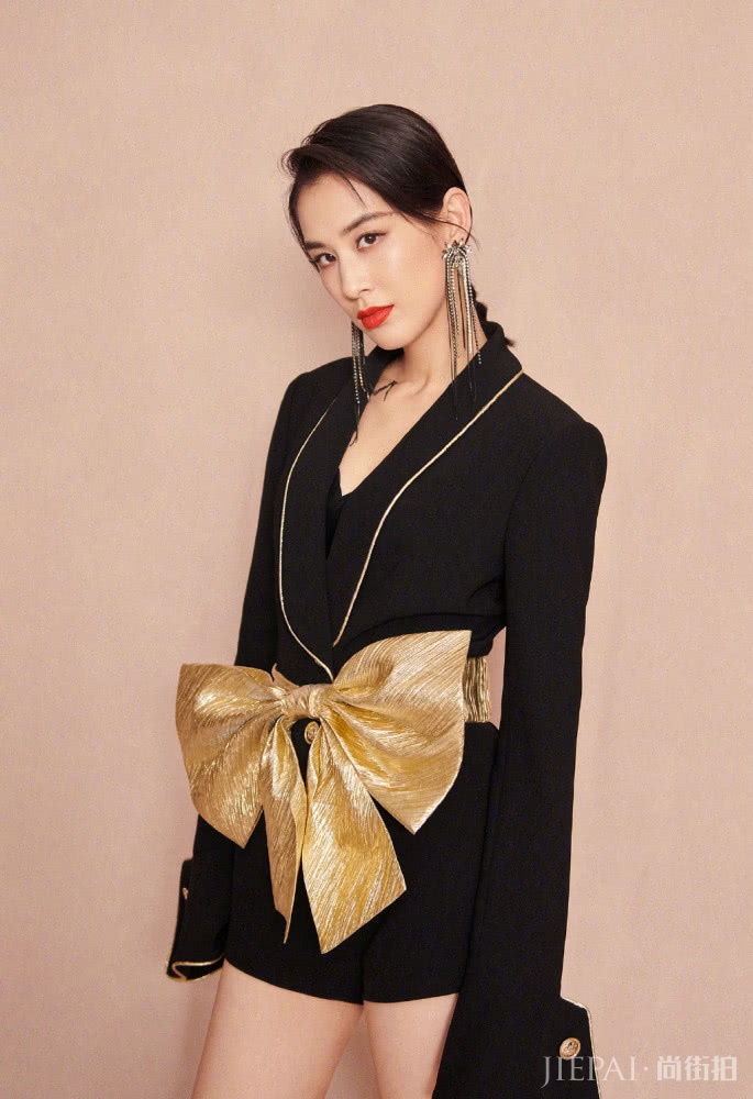 黄圣依穿休闲装走机场清新亮丽