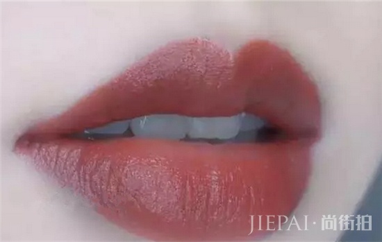50岁适合涂啥颜色口红 用对颜色一样显年轻