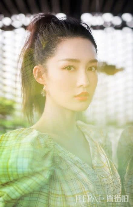 李沁泡泡袖连体短裤直接穿出门，穿出了清新还迷人