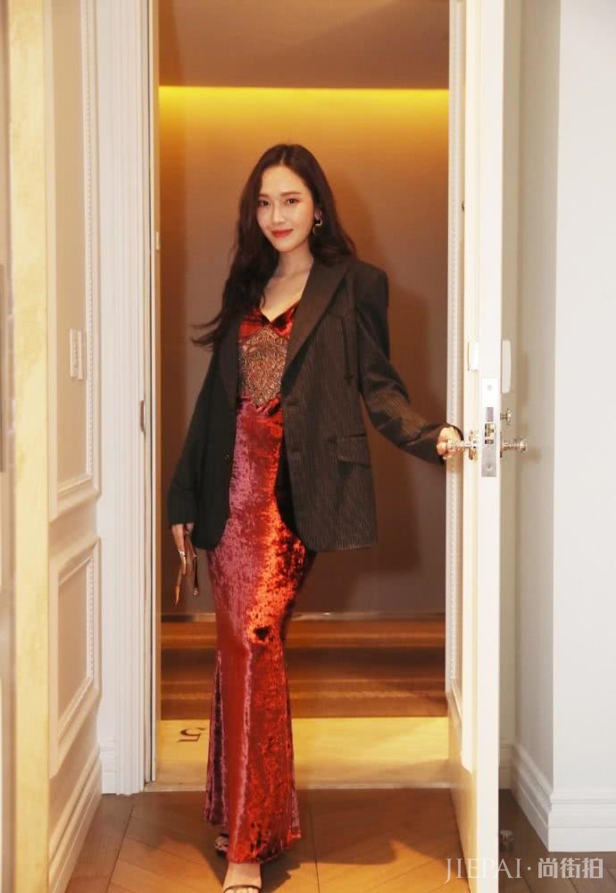 郑秀妍穿黑色西装提包包,双腿细长又直赚足眼球