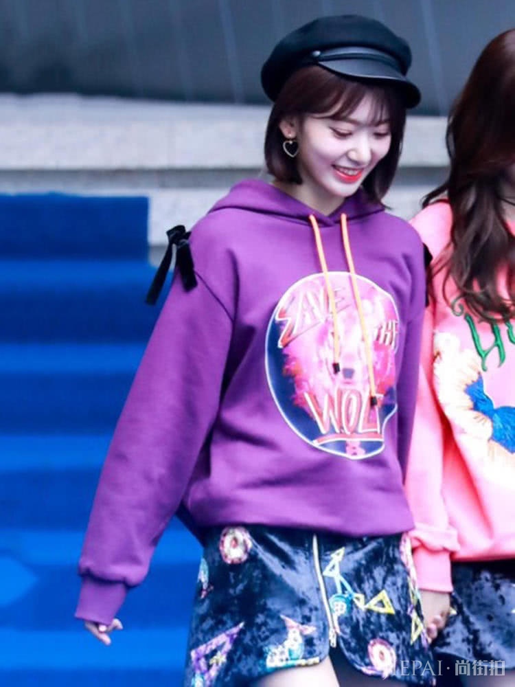 宫脇咲良一袭粉色卫衣,搭配简约又减龄