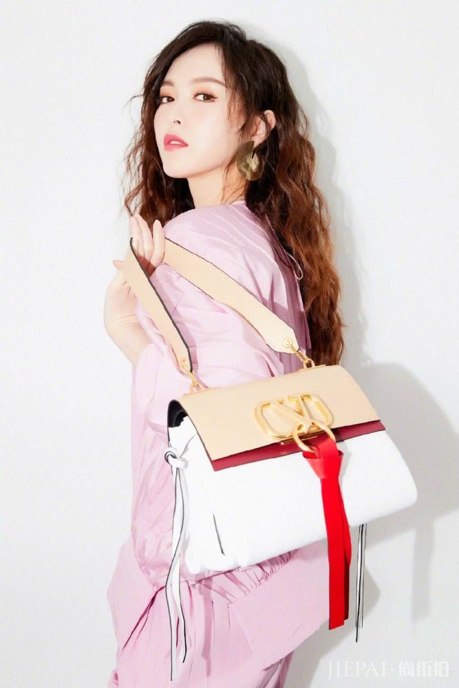 唐嫣穿一身粉色穿搭配，留长发女神范十足