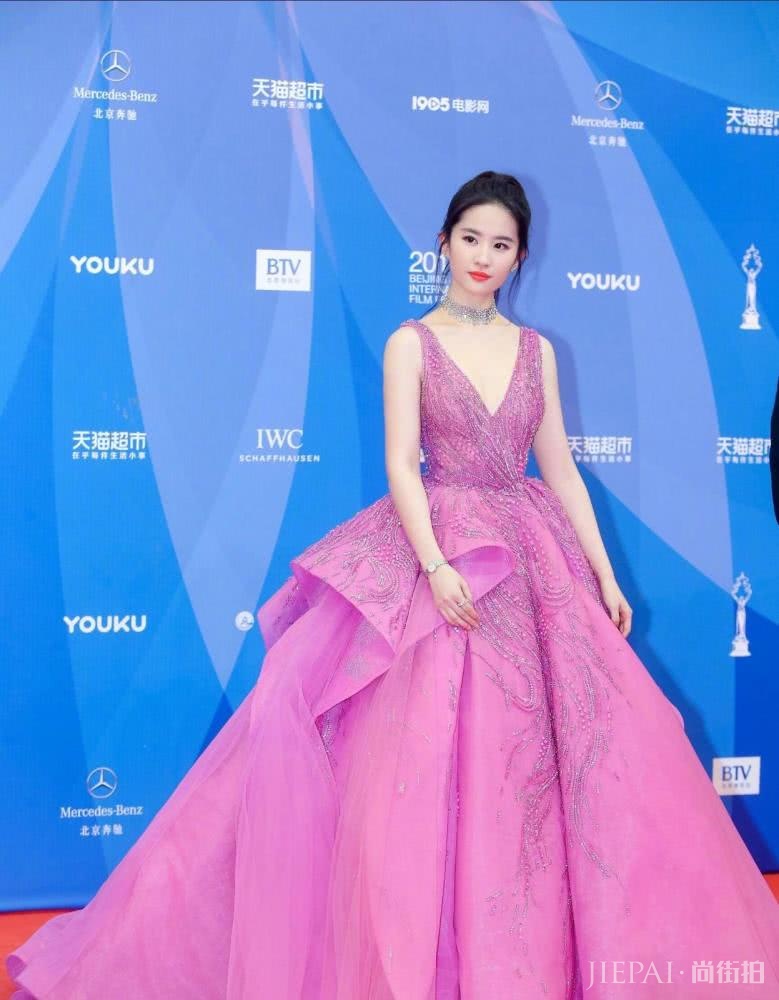 刘亦菲衬衣长裤换成黑色轻纱裙,秒变小公主,太有气质了