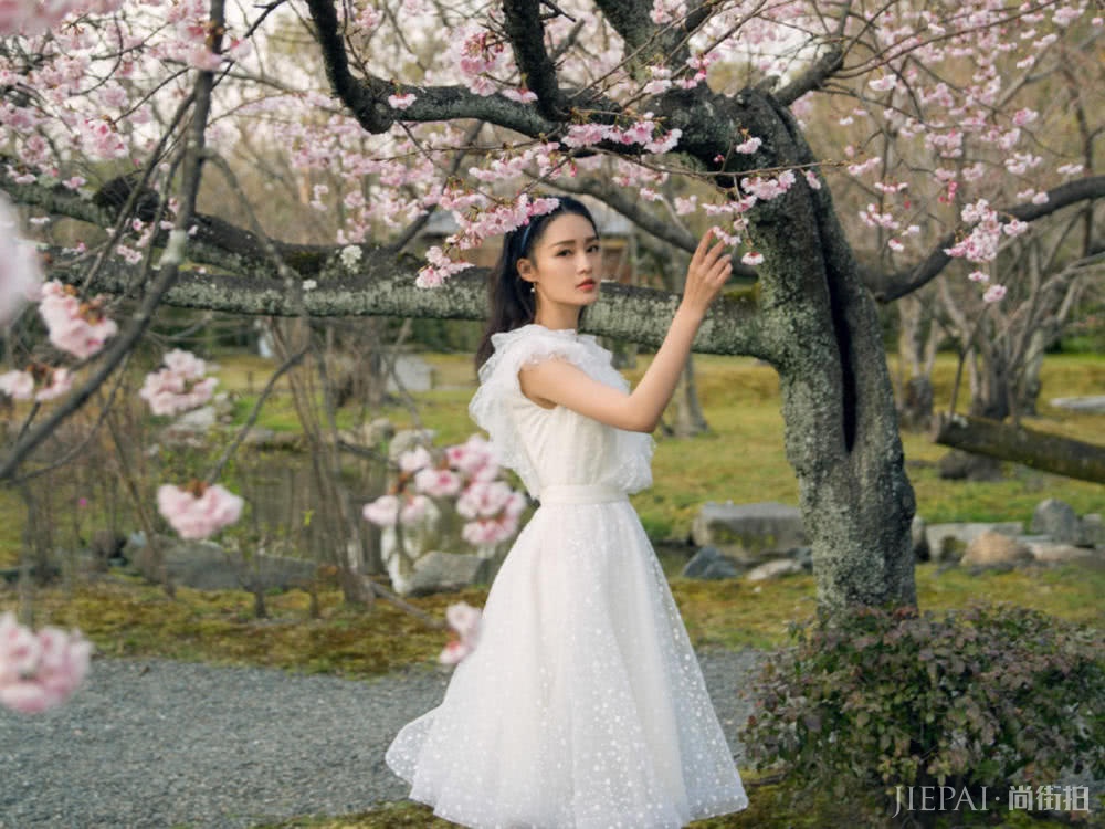 李沁穿白衣重新美回少女，初春这样搭配清新又减龄