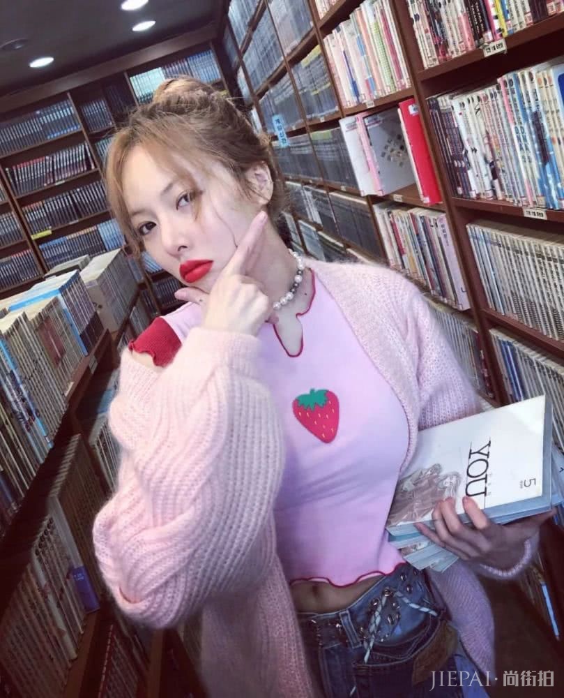 涂上嘴比棒棒糖还甜美的口红,买