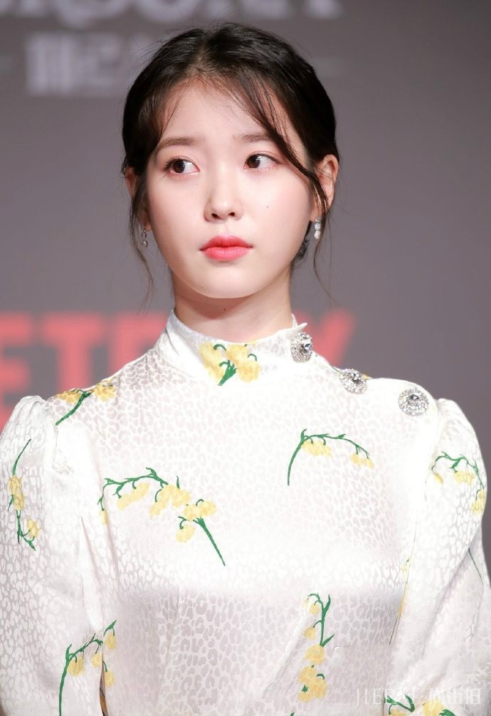 李知恩一袭收腰短裙秀美腿,这个小个子女孩太会穿