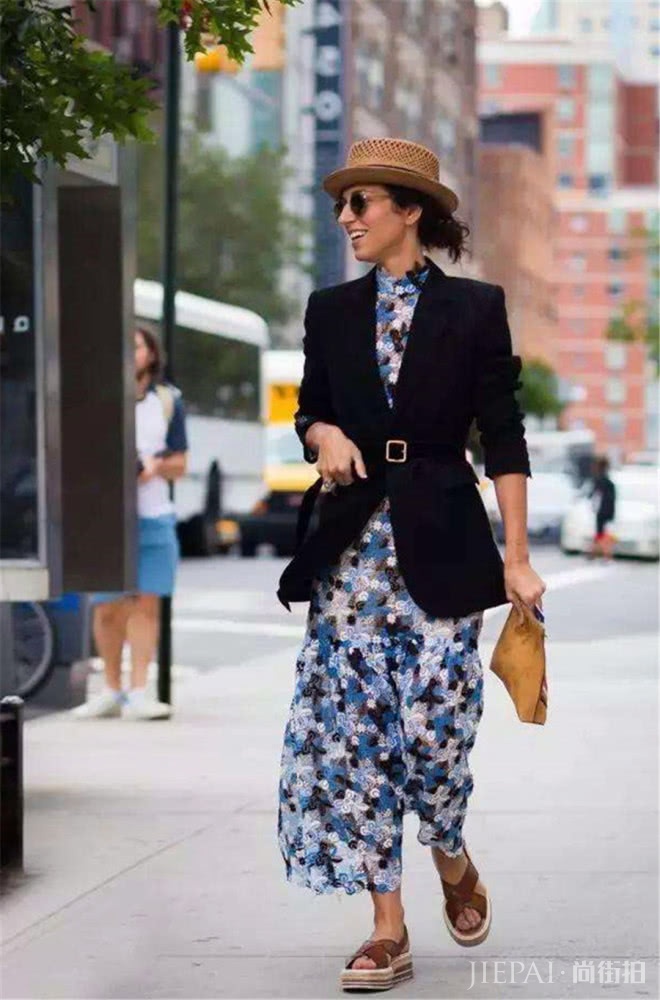 黑色西装+印花裙，比春天的暖阳还要灿烂