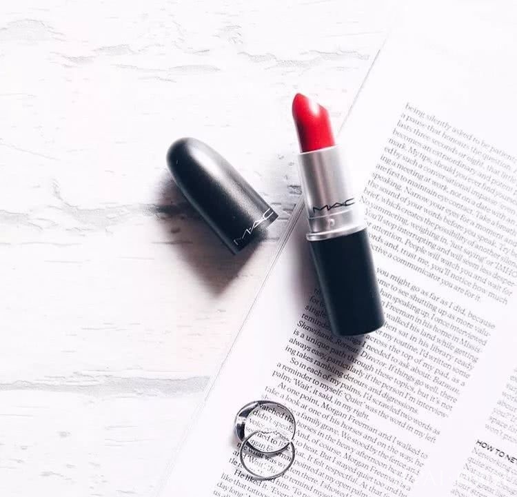 涂上嘴比棒棒糖还甜美的口红,买