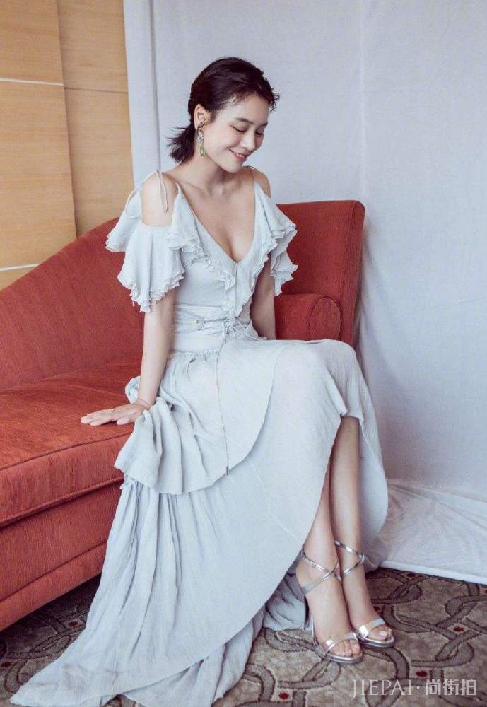 马思纯机场街拍，搭配齐刘海想不看都难