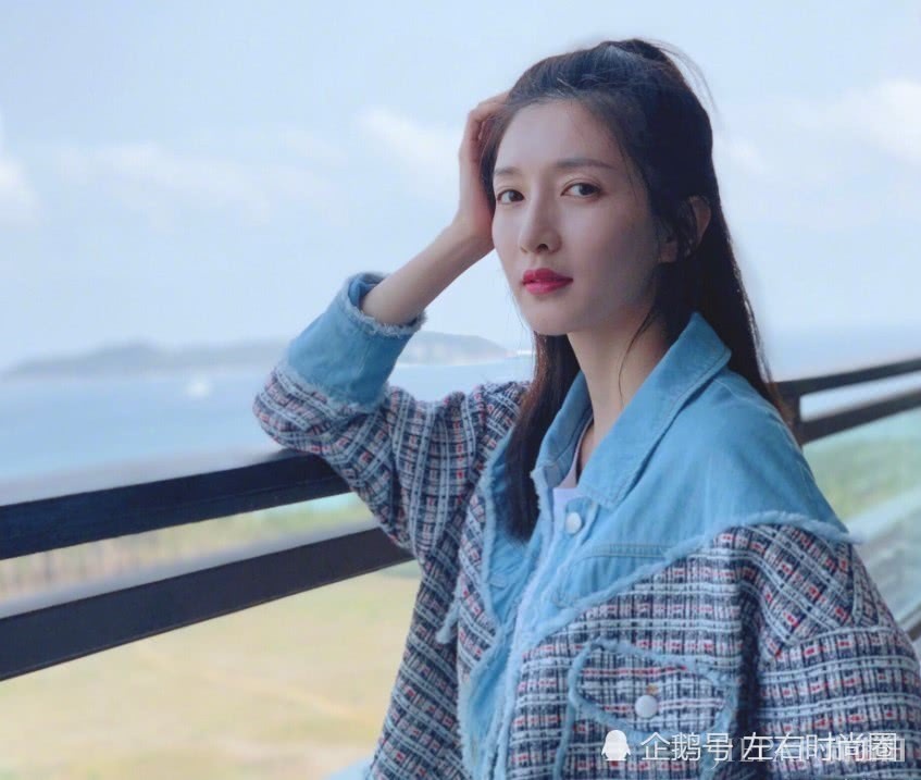江疏影晒罕见泳装照,当她从水里站起来的那一刻发现了一个优点