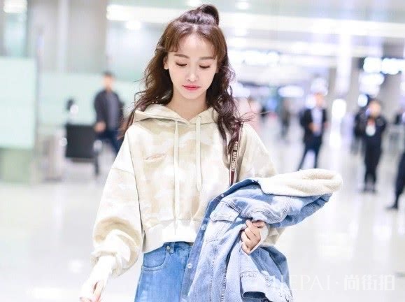 吴谨言穿上平底鞋不敢认，也太矮了吧？