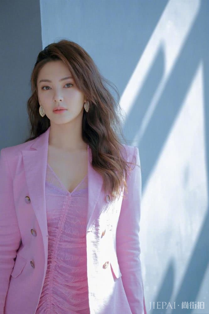 张雨绮礼服穿得真个性！造型越来越高调了