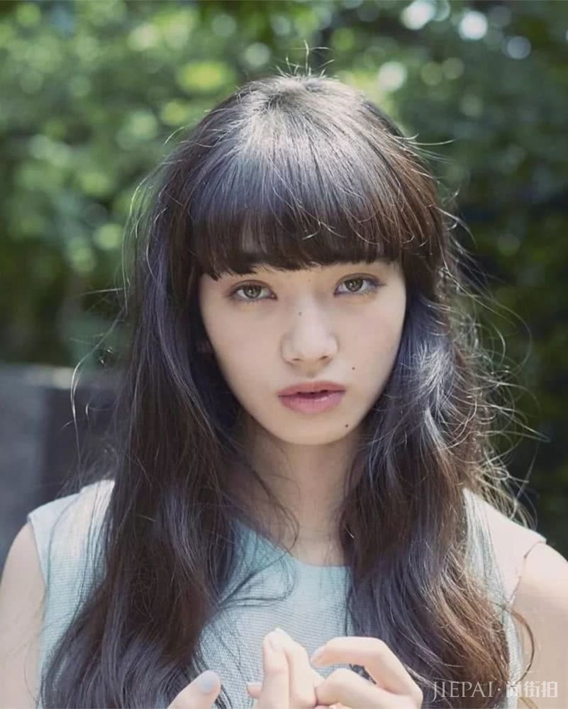 霓虹颓丧美少女 “雌雄同体”的英气长相让人过目不忘