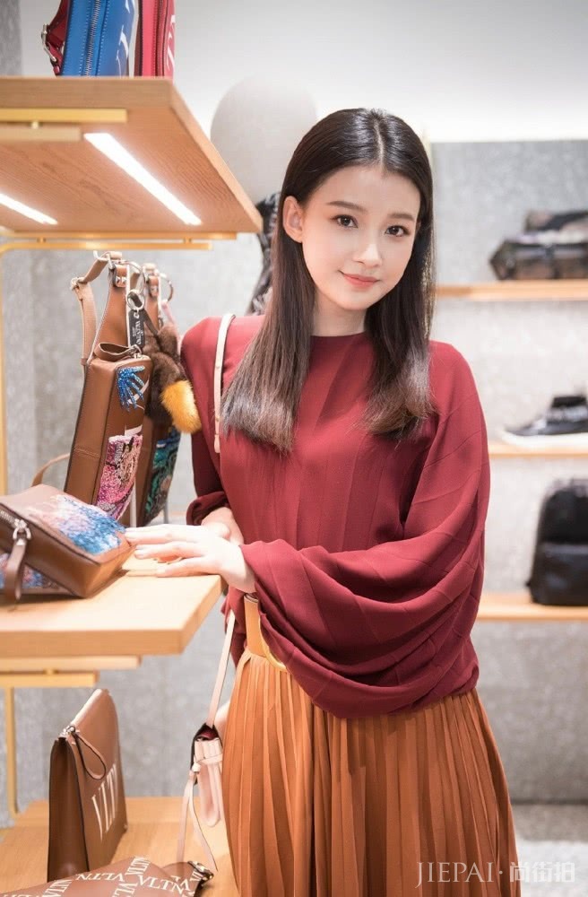 孙怡红色上衣搭配百褶裙秒变女王,腰带更是神助攻