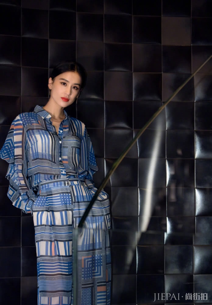 黄圣依穿休闲装走机场清新亮丽