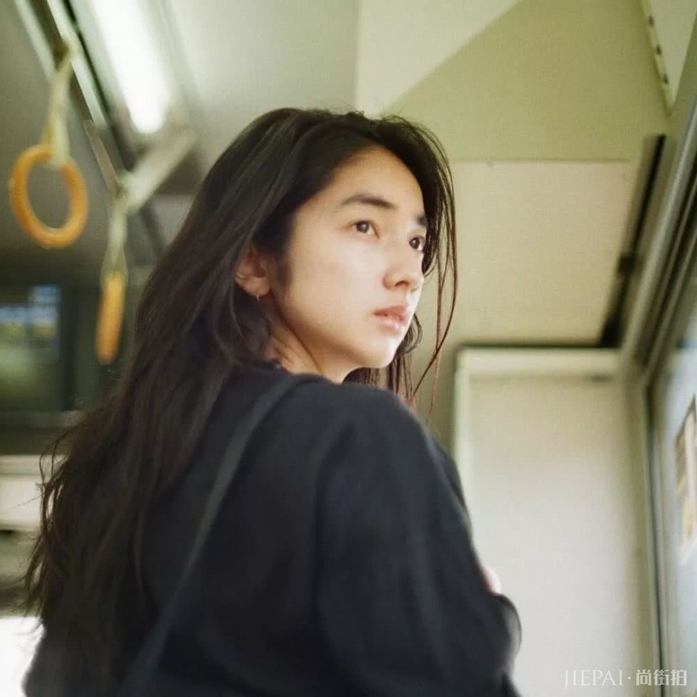 霓虹颓丧美少女 “雌雄同体”的英气长相让人过目不忘