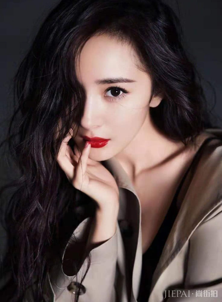 杨幂登杂志封面，精致又充满女人味