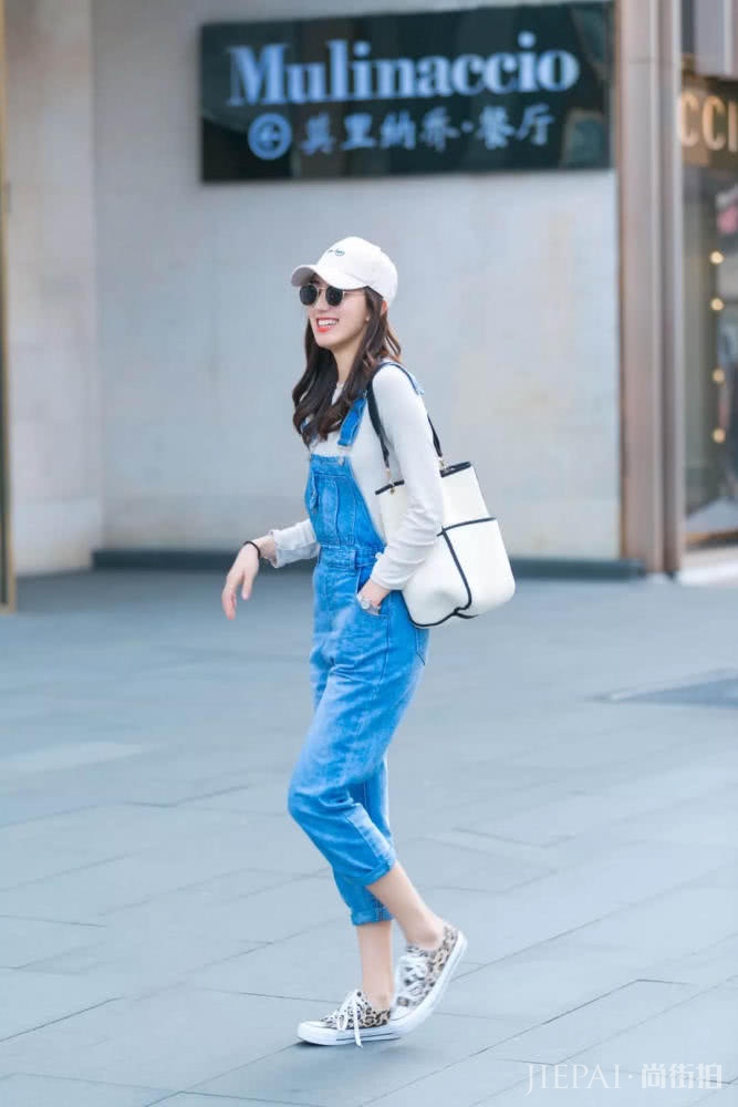 看街拍学搭配 这些简单的衣服搭配起来超显气质，还有高级感