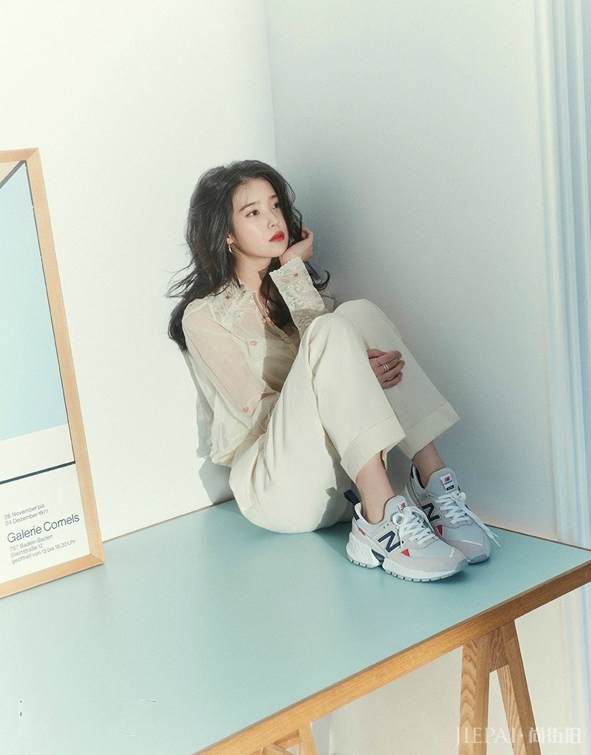 李知恩一袭收腰短裙秀美腿,这个小个子女孩太会穿