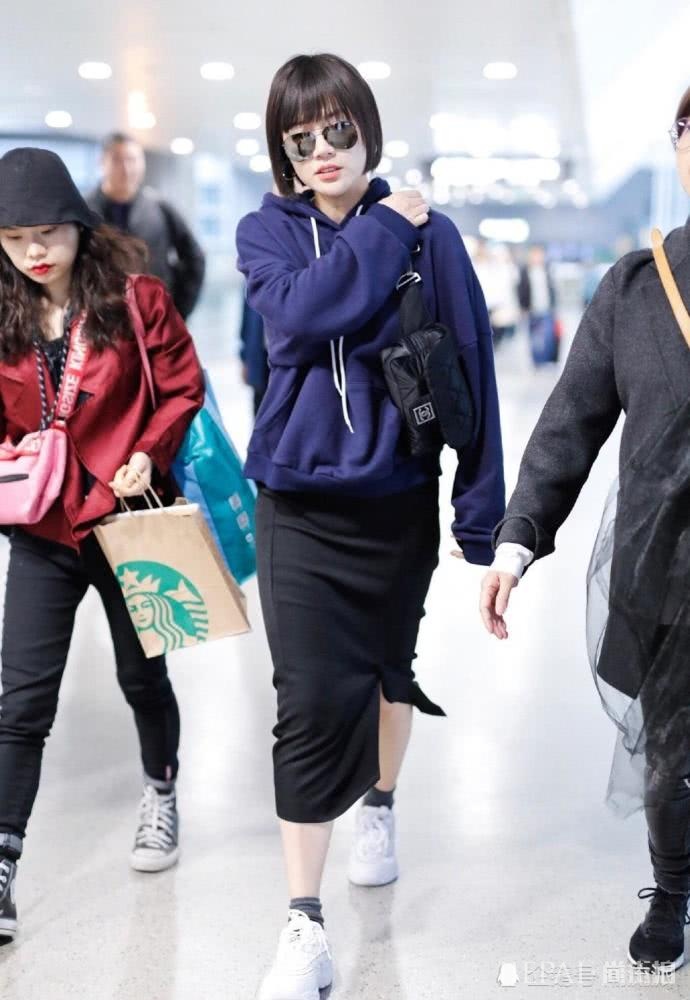 马思纯机场街拍，搭配齐刘海想不看都难