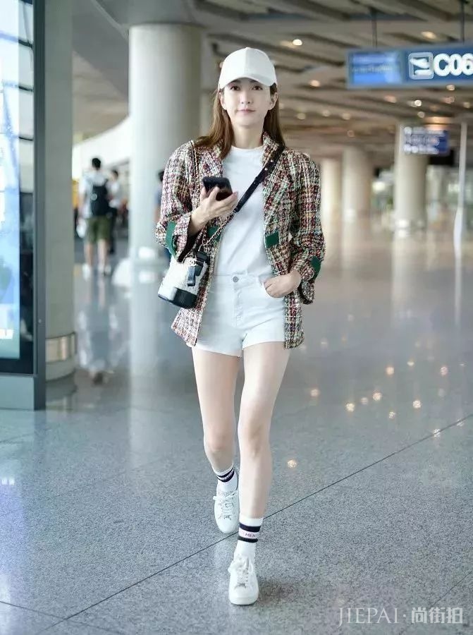 2019年春天外套里面穿这四件上衣就够了！