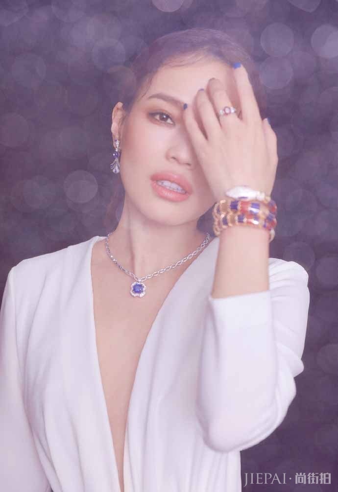 舒淇金棕色妆容气质典雅 自信慵懒很自在