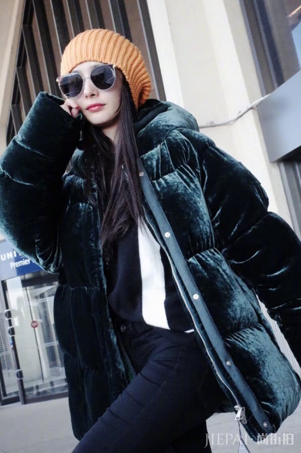 杨幂穿墨绿色丝绒外套出镜，清雅时髦！