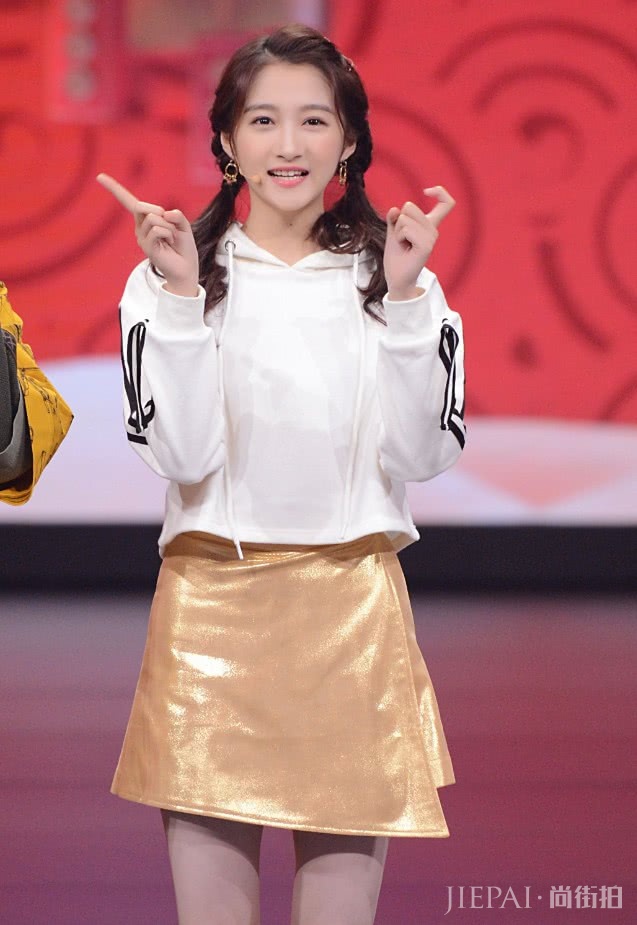 关晓彤穿贴满“金箔”的裙子抢尽风头!