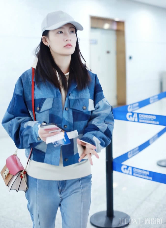 李沁的牛仔外套，“缝”了45个补丁，时尚感超强！