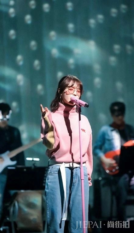 李知恩一袭收腰短裙秀美腿,这个小个子女孩太会穿