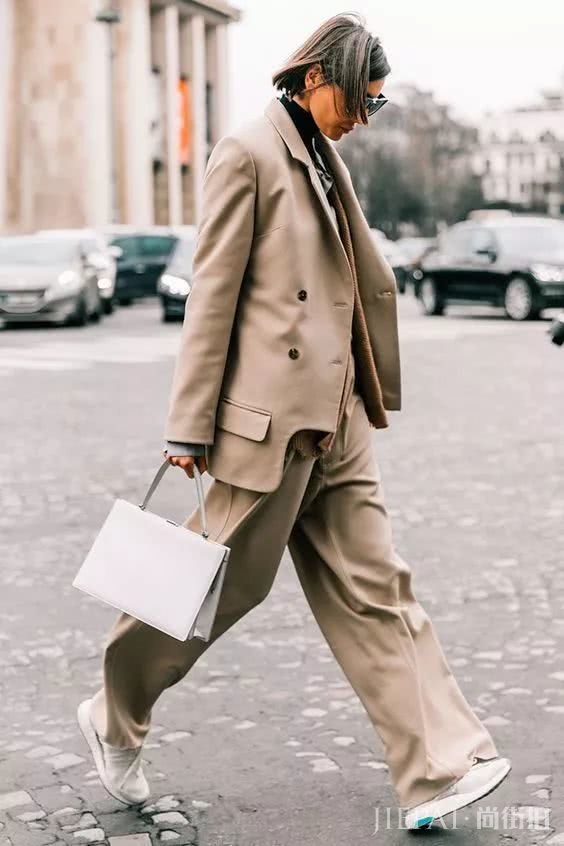 欧美街拍 西装配运动鞋原来可以这样好看