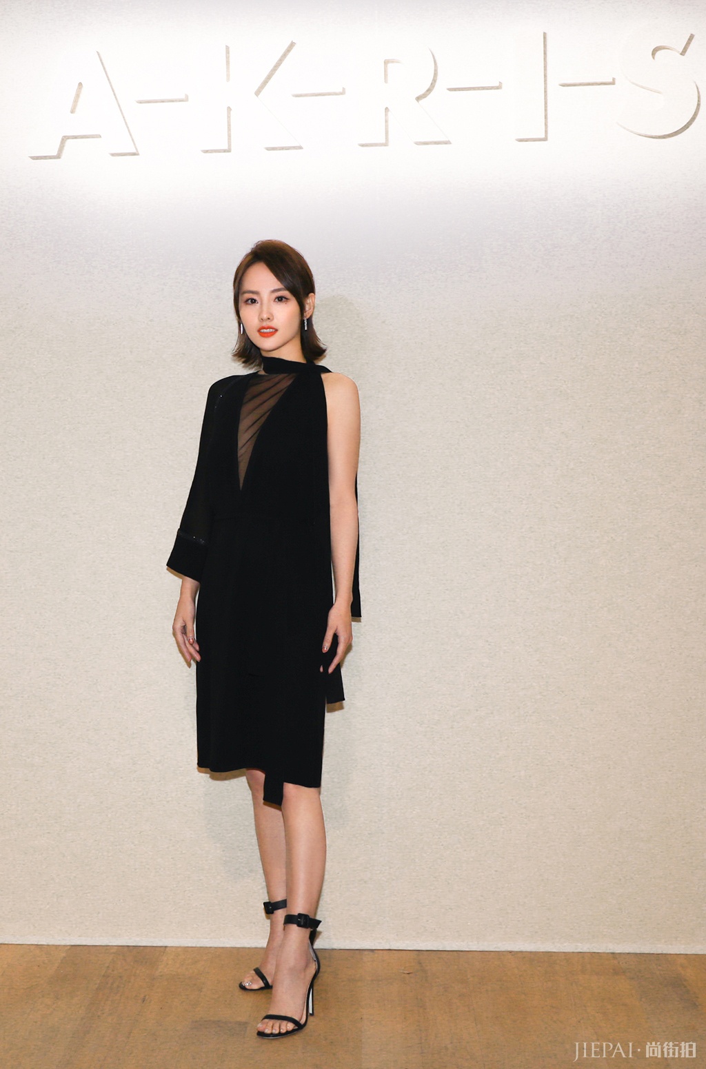 张嘉倪时装周接连5套造型，太美了！