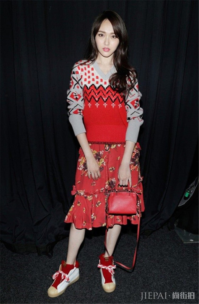 早春花意浓!青春减龄靠毛衣和半身裙,谁穿谁美